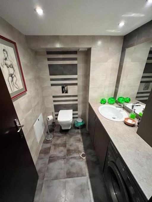 Kazanlak Large Guest House Apartment Near The Center With Full Kitchen & Dining Room, King Beds, Garden Patio, Free Parking & Self Check-In المظهر الخارجي الصورة