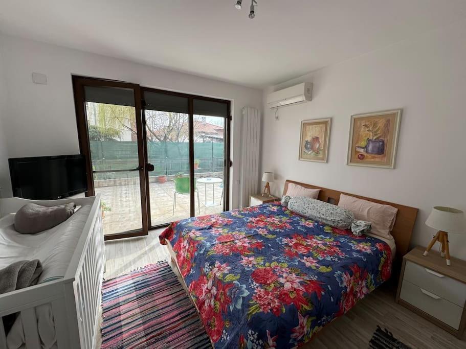 Kazanlak Large Guest House Apartment Near The Center With Full Kitchen & Dining Room, King Beds, Garden Patio, Free Parking & Self Check-In المظهر الخارجي الصورة
