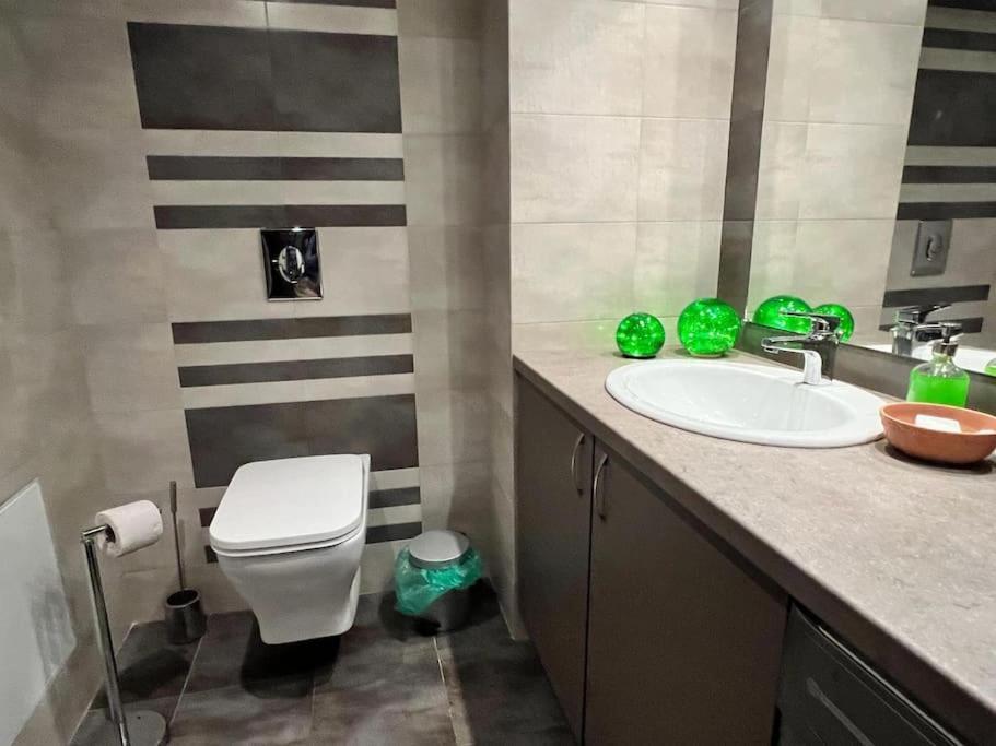 Kazanlak Large Guest House Apartment Near The Center With Full Kitchen & Dining Room, King Beds, Garden Patio, Free Parking & Self Check-In المظهر الخارجي الصورة